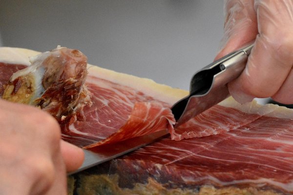 Savourez le jambon iberico pata negra : un délice inégalé
